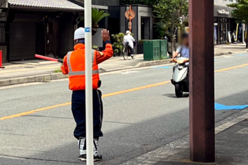 茨木市の解体工事現場での交通誘導中の警備員2(2023.7.18)