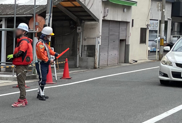 大阪市中央区の建物解体現場での交通誘導中の警備員3(2023.07.10)