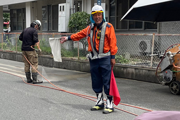 東大阪市のガス管取替工事現場での交通誘導事例の様子(2023.7.18)