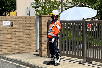 箕面市の中学校での車両安全誘導警備の様子（2023.7.7）