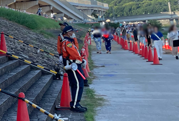 猪名川花火大会で雑踏警備中の警備員4（2023.08.19）