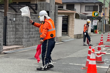 尼崎市のガス管取替工事現場での交通誘導警備の様子(2023.07.31)