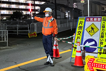 東大阪市のガス管取替工事現場での交通誘導警備の様子(2023.07.28)