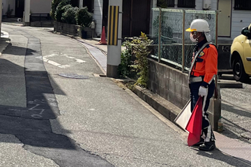 尼崎市のガス管取替工事現場で交通誘導警備中の警備員2(2023.10.17)