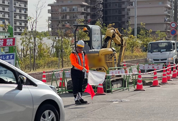 尼崎市のガス管新設工事現場で交通誘導警備中の警備員4(2023.11.15)
