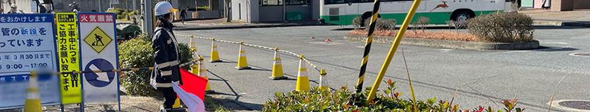 奈良市のガス管新設工事現場で交通誘導警備中の警備員1（2024.01.23）