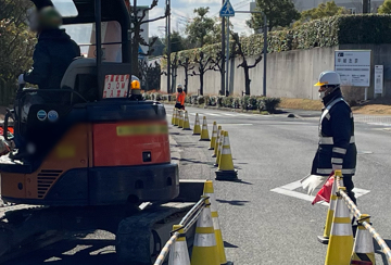 奈良市のガス管新設工事現場で交通誘導警備中の警備員4（2024.01.23）