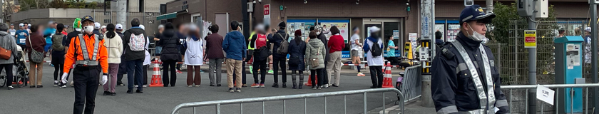 京都マラソン2024で交通規制をする警備員(2024.02.18)