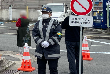 京都マラソン2024で交通規制をする警備員3(2024.02.18)