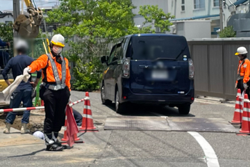 尼崎市のガス管取替工事現場での交通誘導警備の様子(2024.06.11)