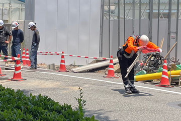 尼崎市のガス管取替工事現場での交通誘導警備中の警備員2(2024.06.11)
