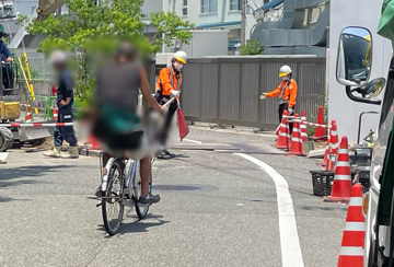 尼崎市のガス管取替工事現場での交通誘導警備中の警備員3(2024.06.11)