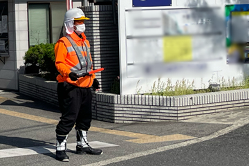 伊丹市の工場の敷地内解体工事での交通誘導警備の様子(2024.05.25)
