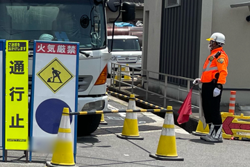 島本町のガス管新設工事現場で交通誘導中の警備員2(2024.06.10)