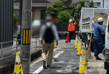 島本町のガス管新設工事現場で交通誘導中の警備員3(2024.06.10)