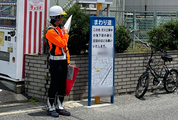 島本町のガス管新設工事現場で交通誘導中の警備員4(2024.06.10)