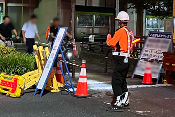 八尾市の電話設備新設工事現場での交通誘導警備の様子(2024.06.14)