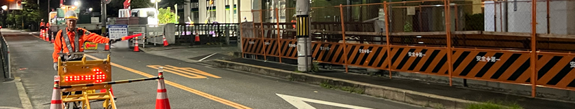 八尾市の電話設備新設工事現場で交通誘導警備中の警備員1(2024.06.14)