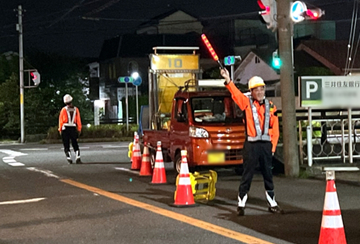 八尾市の電話設備新設工事現場で交通誘導警備中の警備員3(2024.06.14)