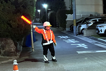 八尾市の電話設備新設工事現場で交通誘導警備中の警備員4(2024.06.14)