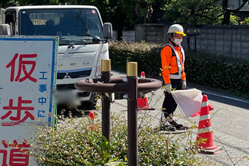 尼崎市のガス管取替工事現場での交通誘導警備の様子(2024.07.05)