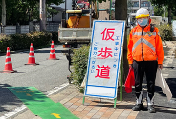 尼崎市のガス管取替工事現場で交通誘導中の警備員3(2024.07.05)
