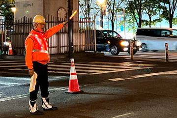 大阪市北区のガス管取替え工事現場で交通誘導警備中の警備員2(2024.07.12)