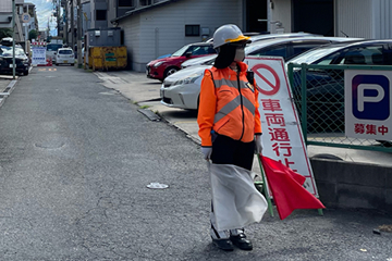 東大阪市のガス管新設工事現場での交通誘導警備中の警備員2(2024.08.26)