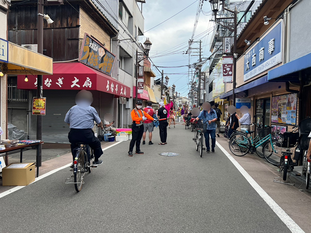 京かい道商店街の2024夏 ゆめまつりで安全確保中の弊社警備員(2024.08.24)