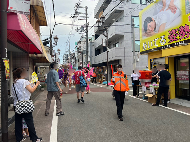 京かい道商店街の2024夏 ゆめまつりで安全確保中の弊社警備員2(2024.08.24)