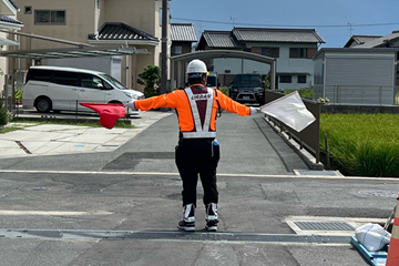 奈良県の斑鳩町でのガス管新設工事現場での交通誘導警備の様子(2024.08.29)