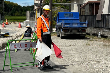 斑鳩町のガス管新設工事現場で交通誘導警備中の警備員2(2024.08.29)