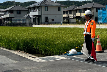 斑鳩町のガス管新設工事現場で交通誘導警備中の警備員4(2024.08.29)