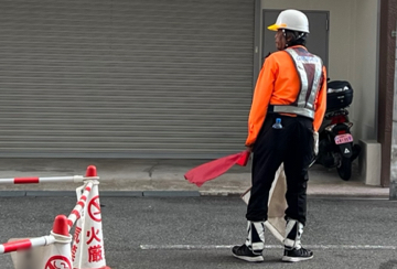 城東区のガス管取替工事現場での交通誘導警備の警備員3(2024.09.10)