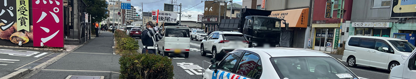 大東市のガソリンスタンドイベントでの交通誘導をする警備員1(2024.12.14)