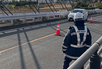 かもめ大橋の高欄の補修工事現場で交通誘導警備中の警備員3(2024.12.11)