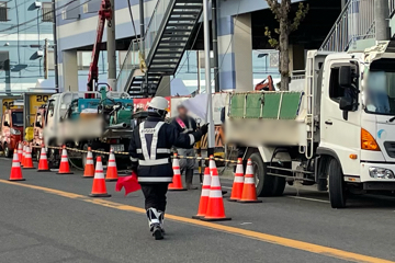 西成区の引上管路移設に伴う掘削工事現場での交通誘導警備の様子(2024.12.12)