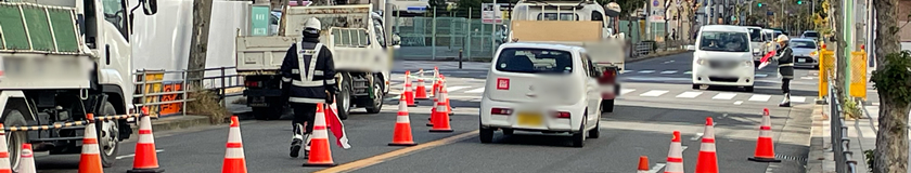 西成区の引上管路移設に伴う掘削工事現場での交通誘導警備中の警備員1(2024.12.12)