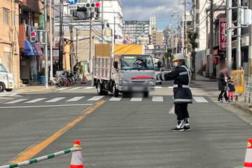 西成区の引上管路移設に伴う掘削工事現場での交通誘導警備中の警備員2(2024.12.12)