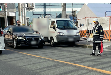 西成区の引上管路移設に伴う掘削工事現場での交通誘導警備中の警備員3(2024.12.12)