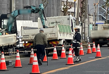 西成区の引上管路移設に伴う掘削工事現場での交通誘導警備中の警備員4(2024.12.12)