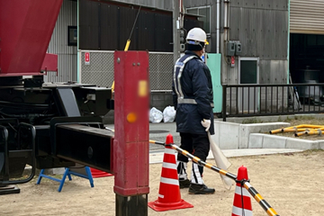 西淀川区での大阪市防災無線点検現場で交通誘導警備をする警備員2(2024.12.20)