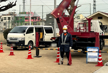 西淀川区での大阪市防災無線点検現場で交通誘導警備をする警備員3(2024.12.20)