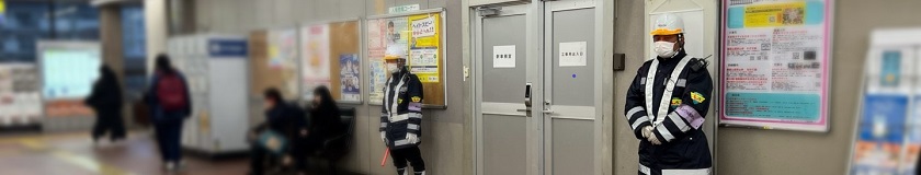 四条畷駅で旅客安全誘導中の警備員1(2024.12.11)