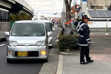 平野区のガソリンスタンドのイベントでの交通誘導警備をする警備員2(2024.12.14)