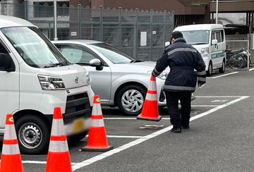 吹田市の店舗駐車場で通行者保全中の警備員（2024.12.21）