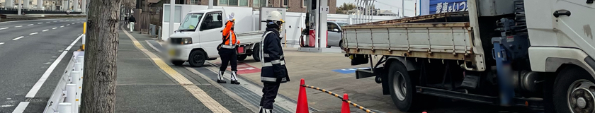 豊中市のガソリンスタント改造工事現場で交通誘導警備をする警備員1(2024.12.20)