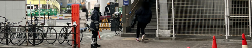 港区の駅下区画での搬出作業現場で交通誘導警備中の警備員1（2025.02.01）