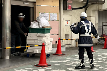 港区の駅下区画での搬出作業現場で交通誘導警備中の警備員2（2025.02.01）