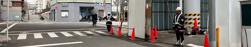 港区の高架下新築工事現場での交通誘導中の警備員1(2025.02.20)